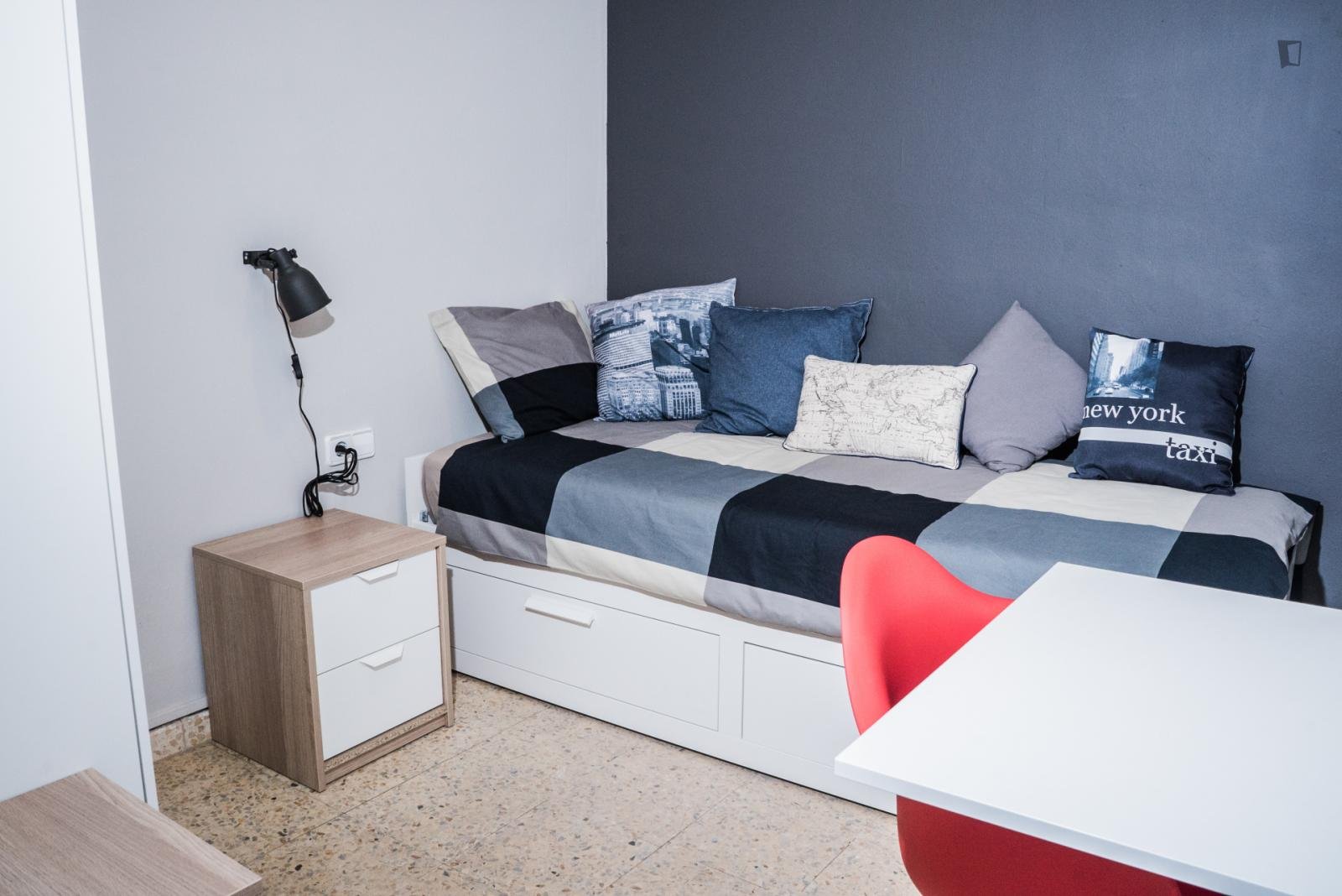 RH5-R3 Inviting single bedroom near Plaça de Gaudí.