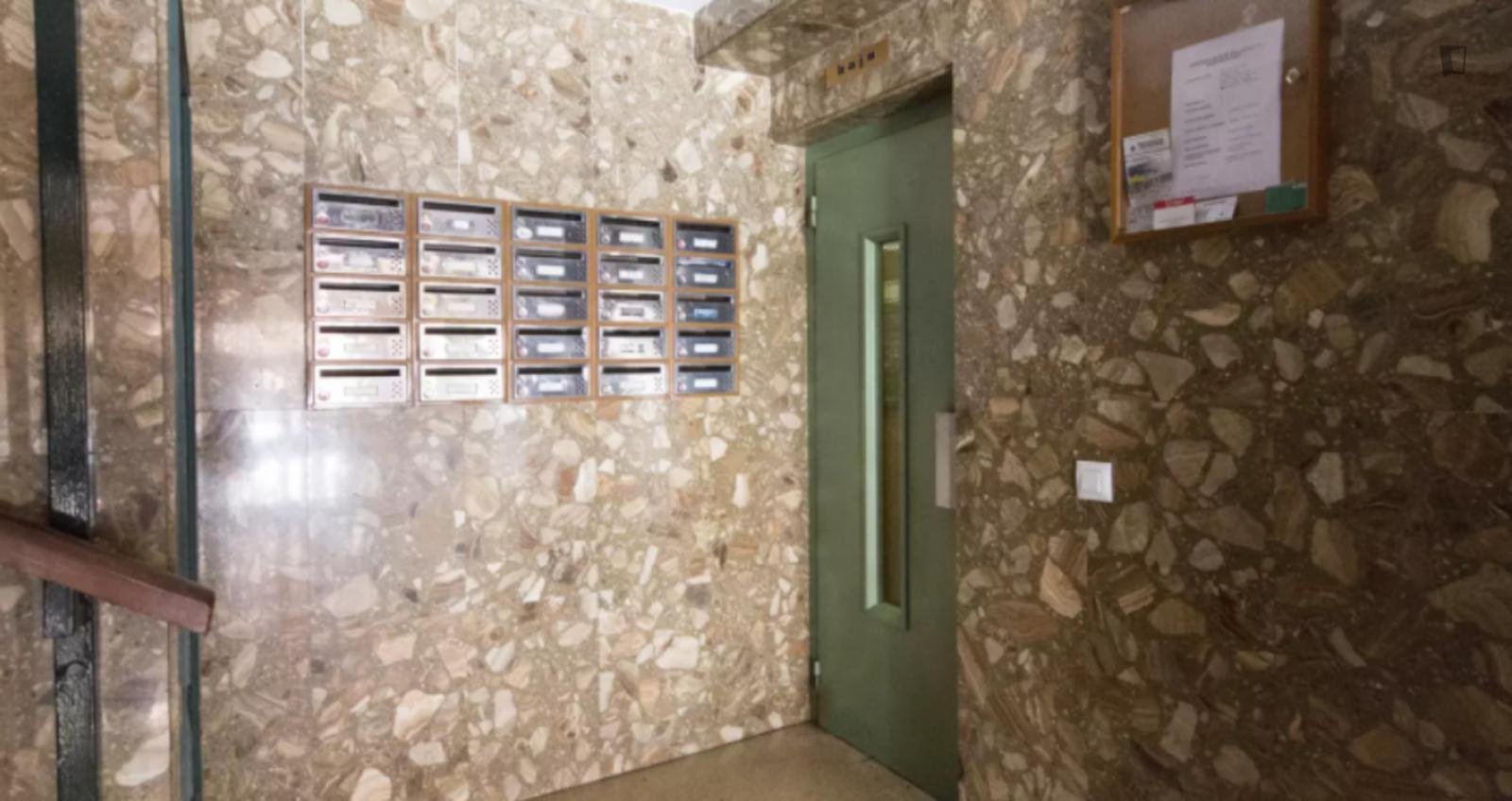 Acogedora habitación doble en un piso de 5 dormitorios, en Alcalá de Henares