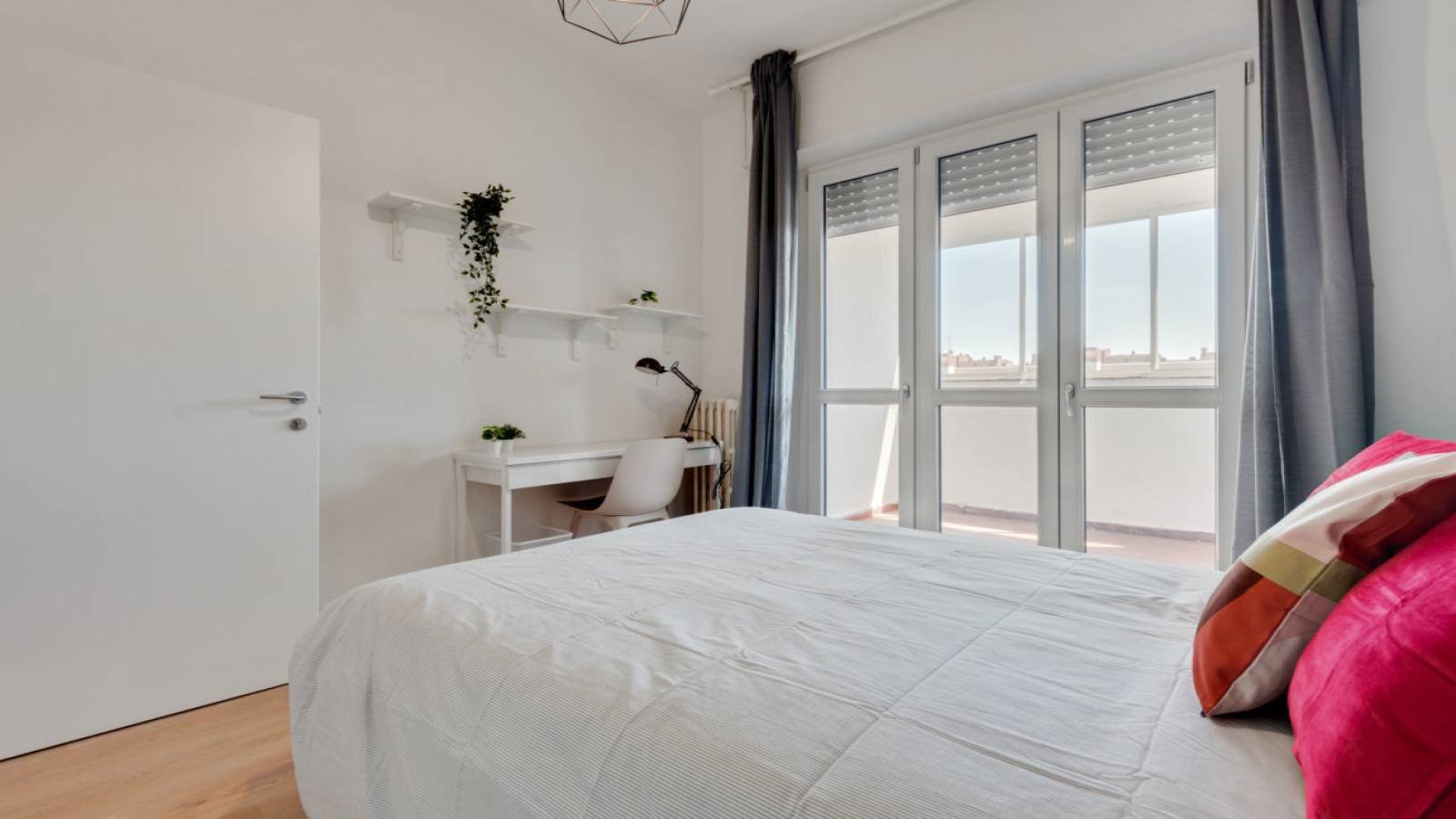 Camera in affitto in appartamento con 5 camere da letto a Milano