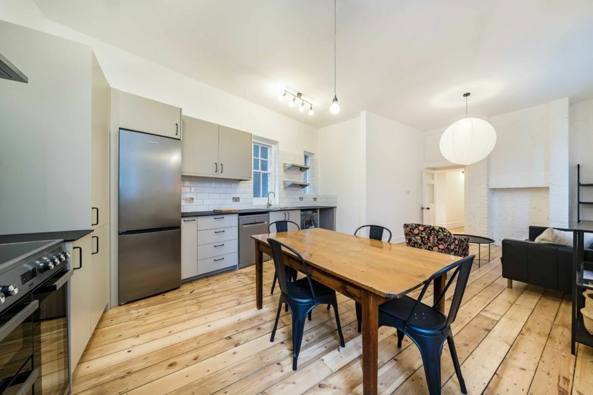 apartment for rent in Streatham High Road Streatham, SW16