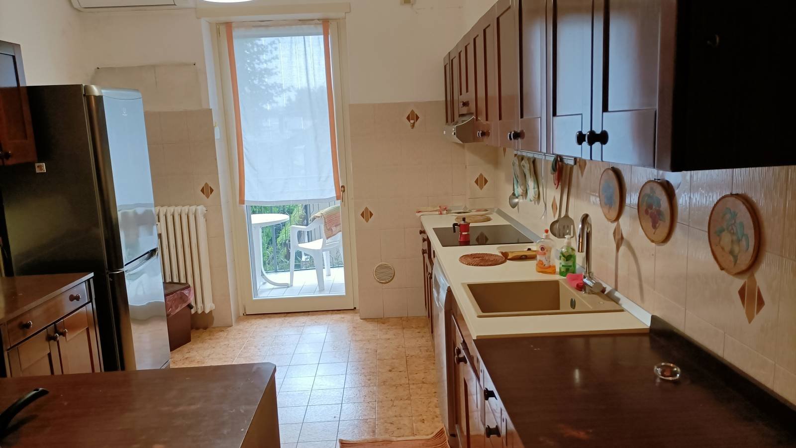 Camera in affitto in appartamento con 4 camere da letto a Milano