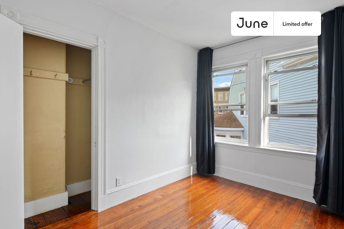 Queen bedroom in 6 bed/2 bath home in Allston  #539 B (Has a Condo)