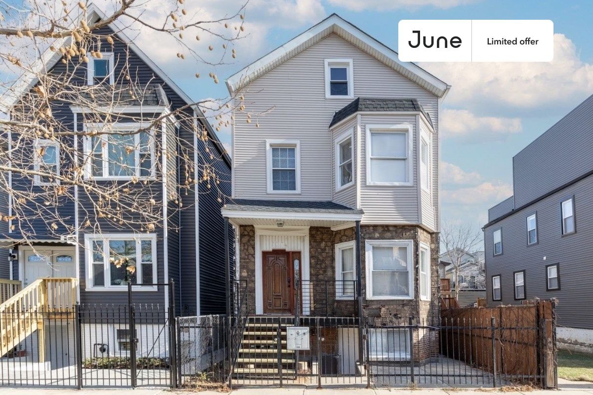 Full bedroom in 3 bed/1 bath home in Logan Square  #1671 B (Has a Condo)