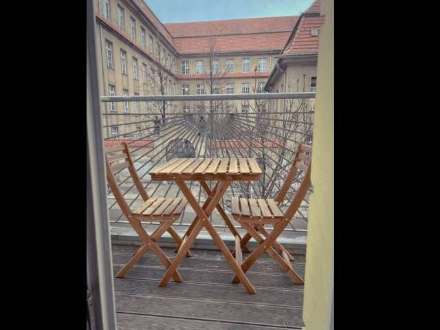 Zimmer zu vermieten in einer Wohnung mit 3 Schlafzimmern in Berlin