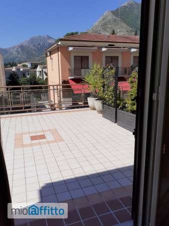 Monolocale arredato con terrazzo Centro