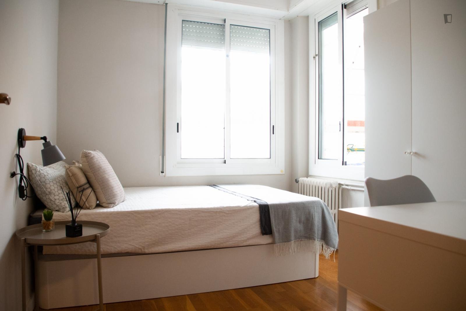 Elegant double bedroom flat near Girona station