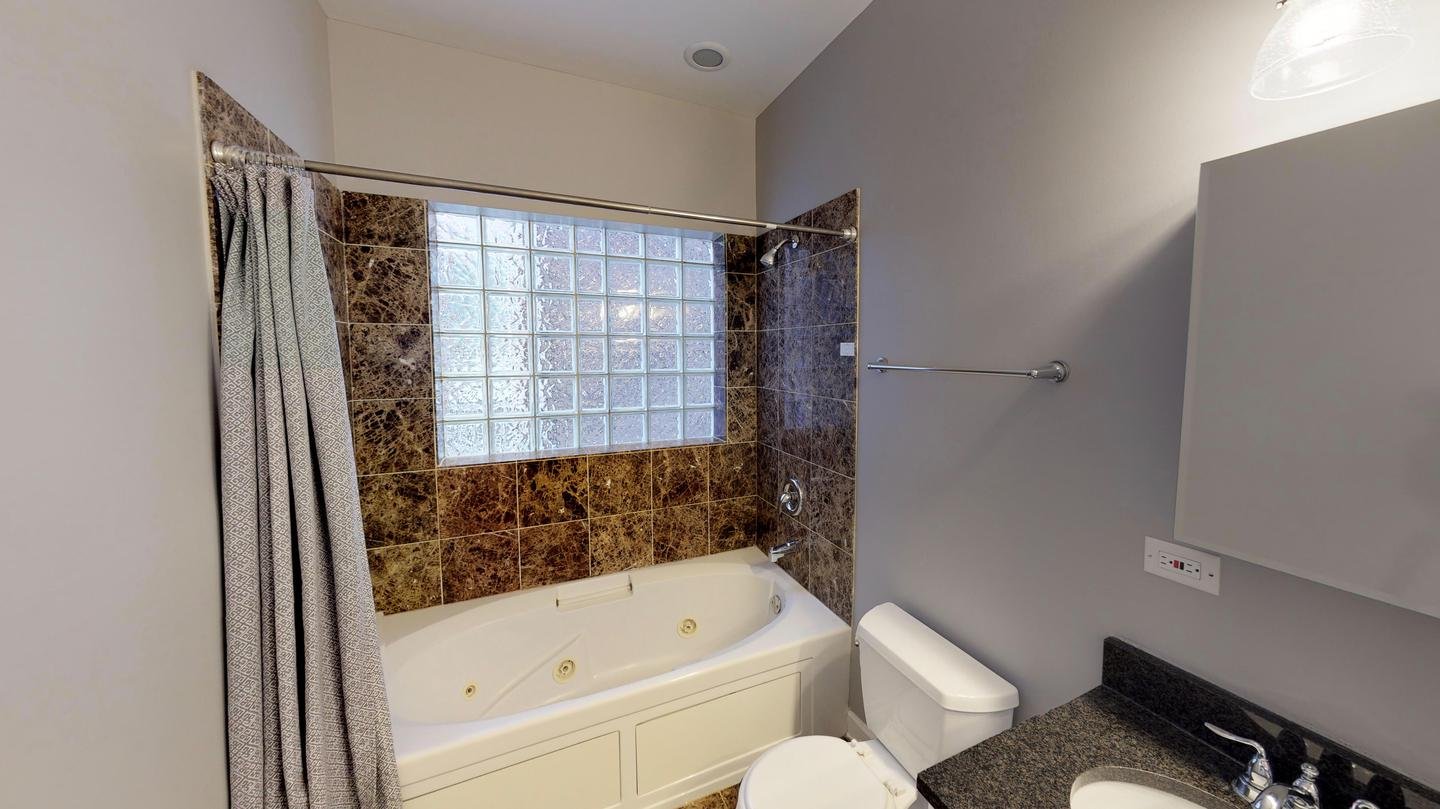 Delightful Logan Square home with incredible views (Has a House)