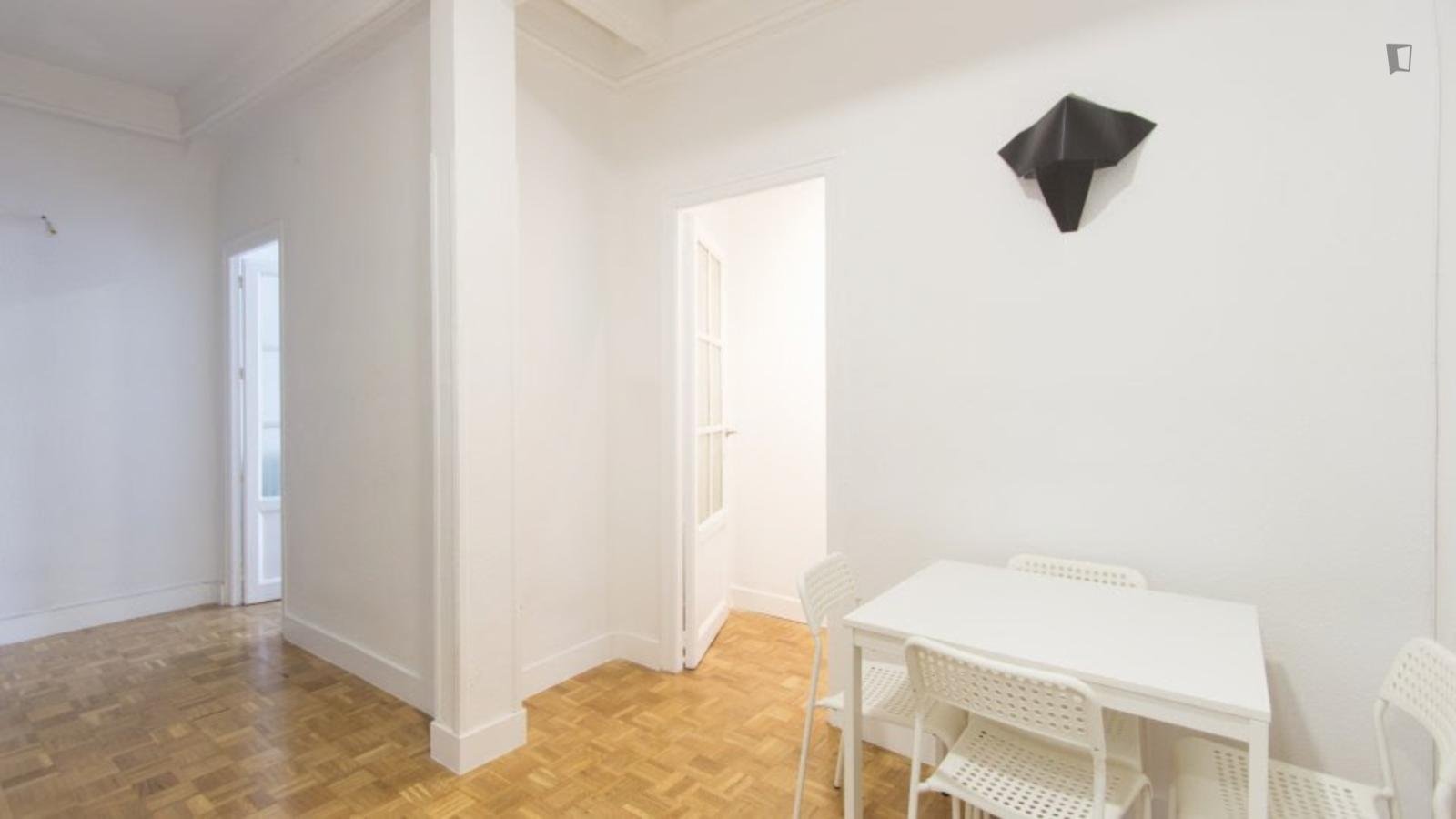 Bright double bedroom with a balcony, in Trafalgar