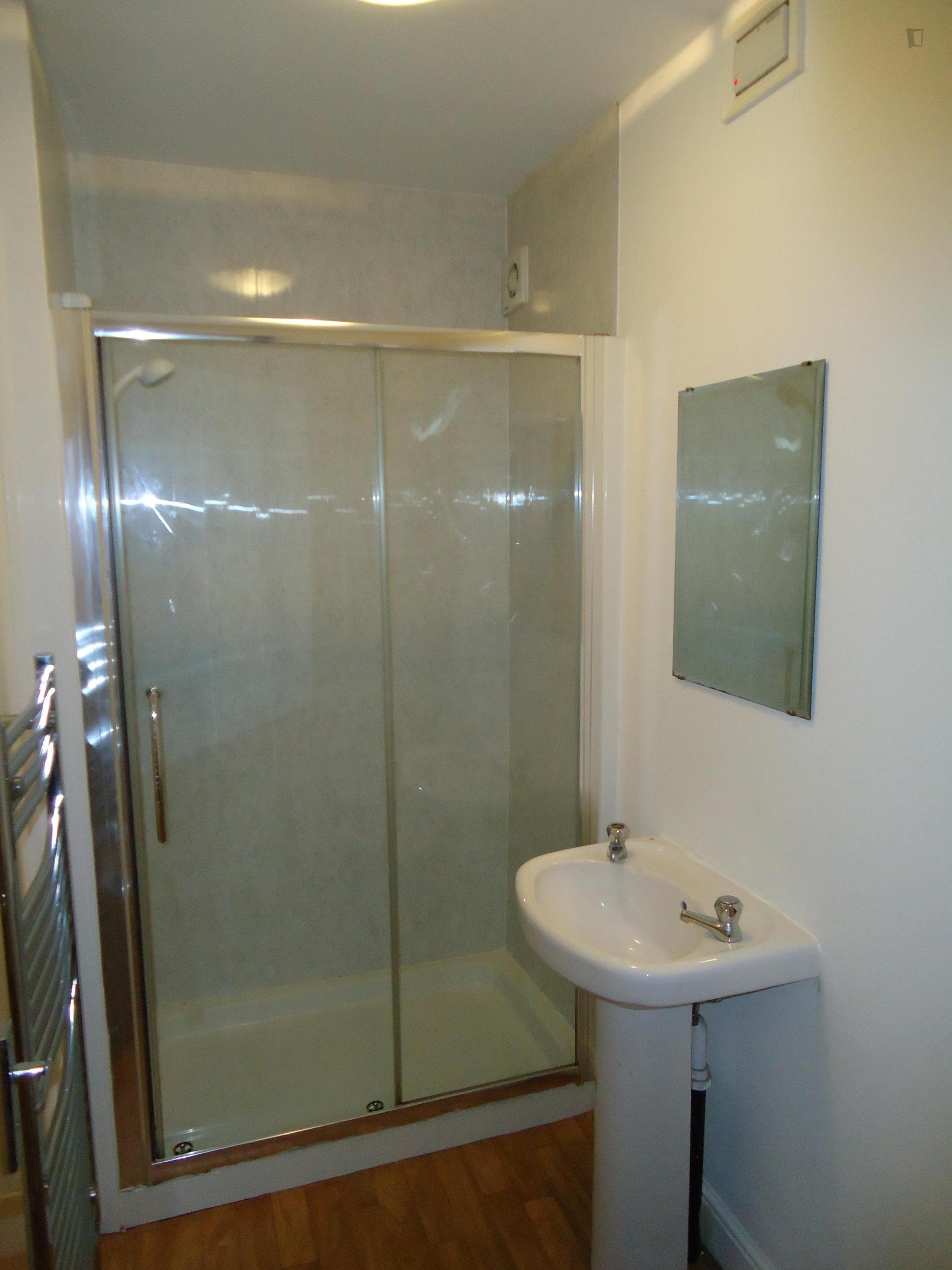 Single bedroom in 6-bedroom house in residential Fallowfield (Has a Room)