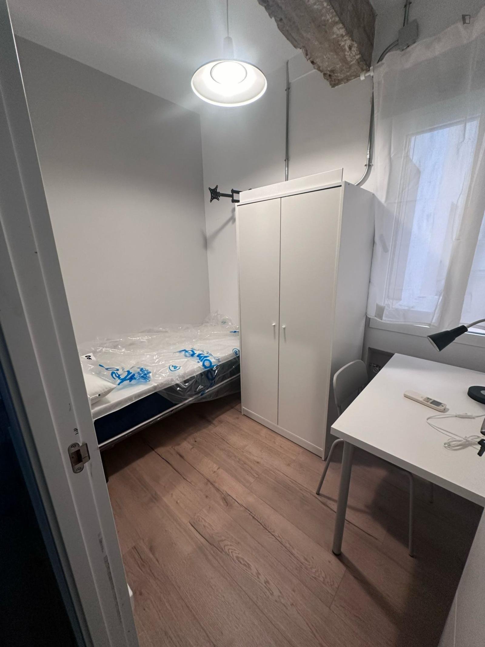 Single bedroom in a student flat, in Estrella