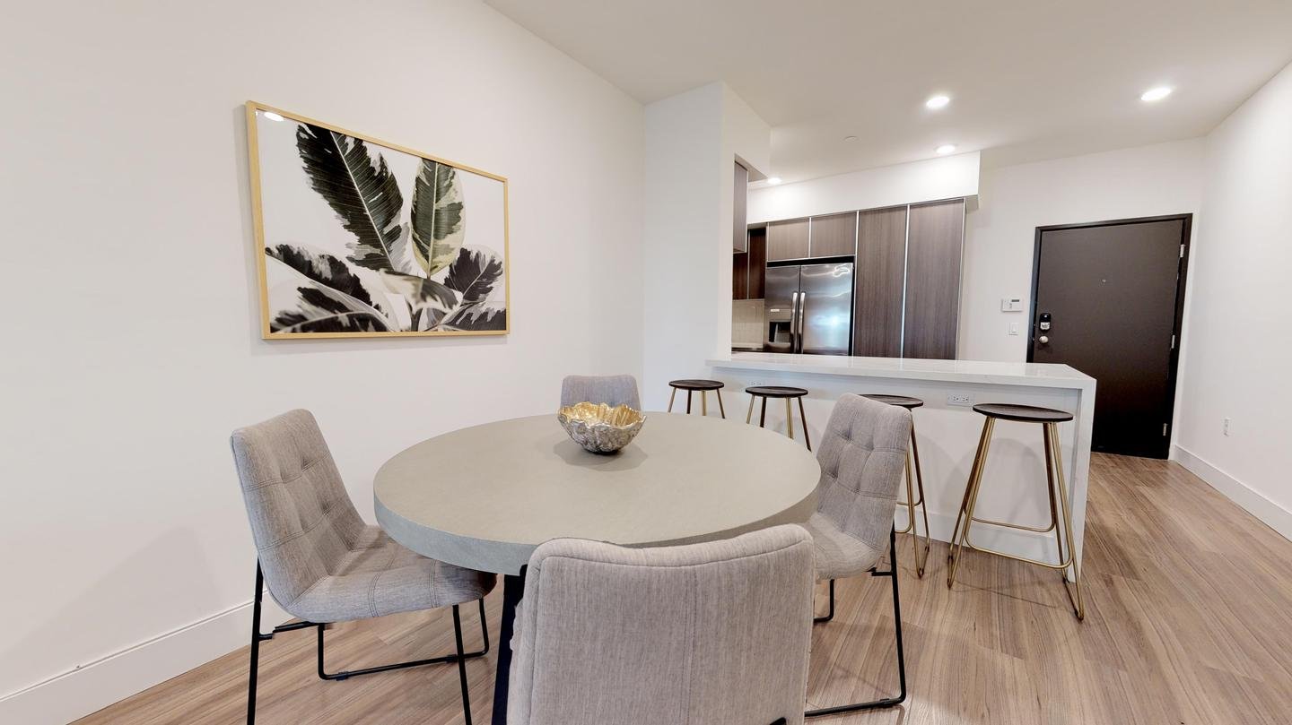 Elegant Hollywood apartment with rooftop patio (Has an Apartment)