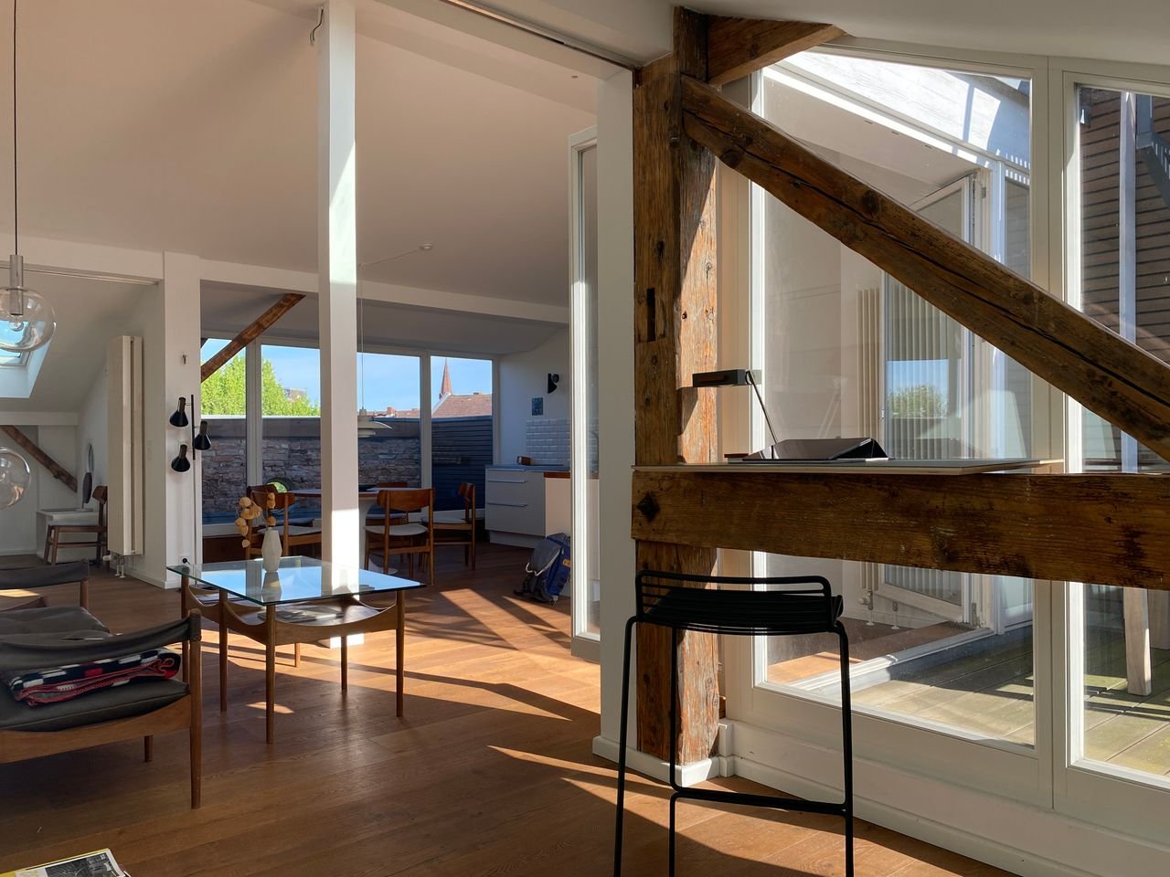 Super schöne Dachgeschosswohnung mit zwei Terrassen, teilmöbliert im Mid-Century-Design, Berlin
