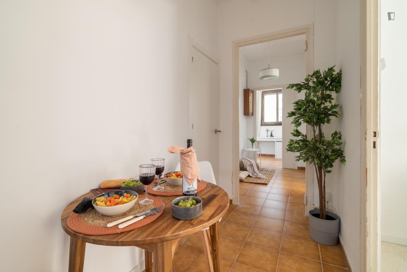 Pleasant double bedroom near Navas Station