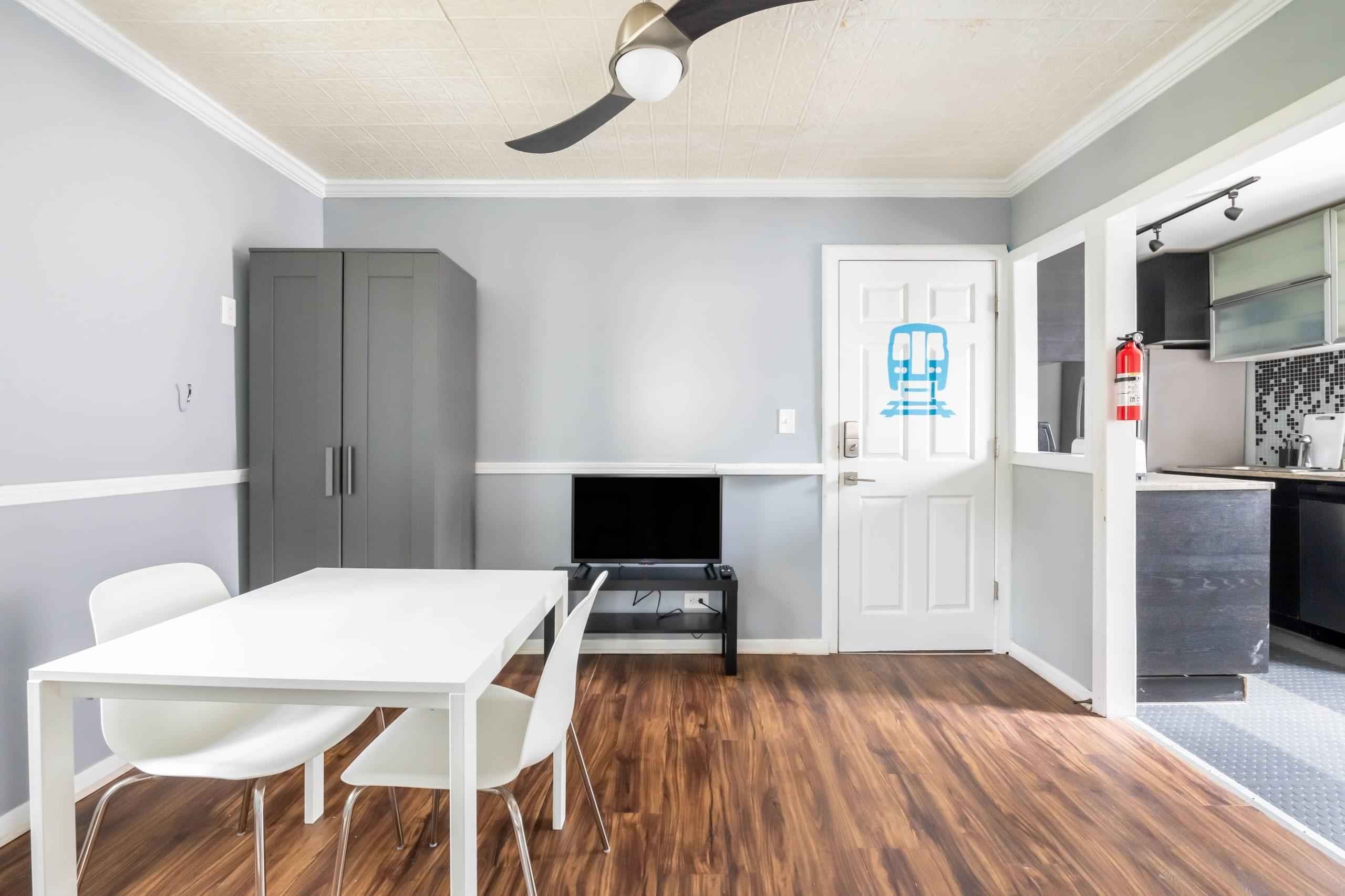 #1605A : Logan Square - B (Has an Apartment)