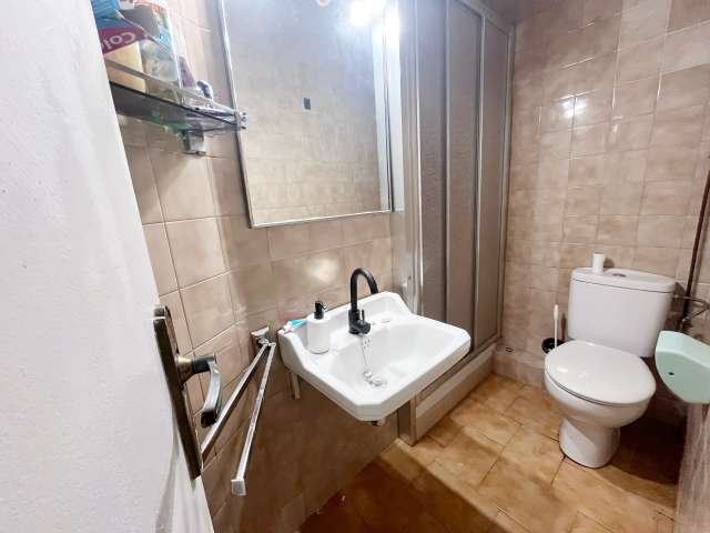 Se alquila habitación en piso de 3 habitaciones en Barcelona