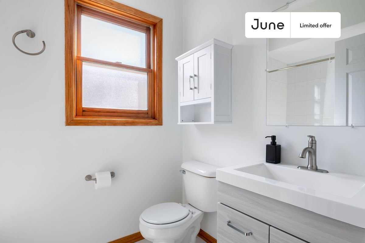 Full bedroom in 3 bed/2 bath home in West Town  #1483 C (Has a Condo)
