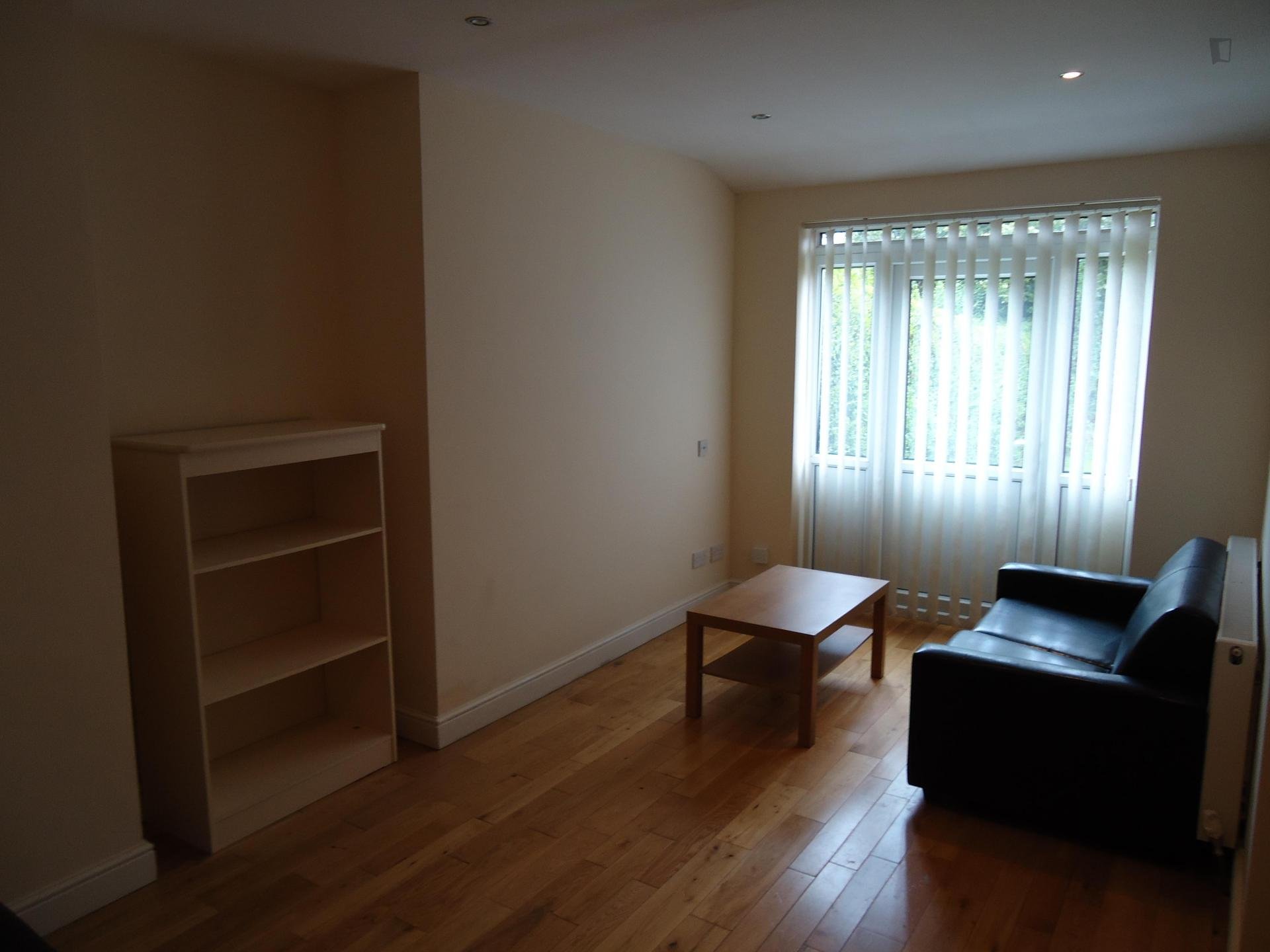 Single bedroom in 6-bedroom house in student heavy Fallowfield (Has a Room)