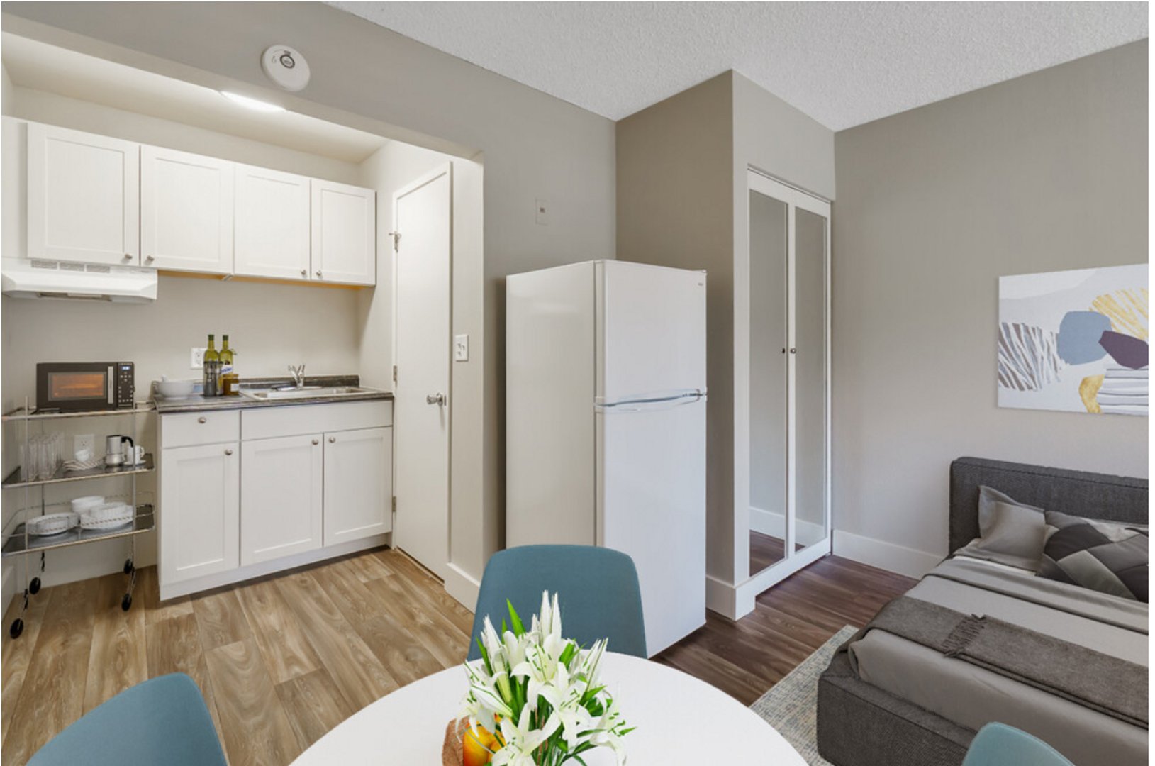 STUNNING STUDIO W/  SWIMMING POOL, ONSITE LAUNDRY & PARKING!!