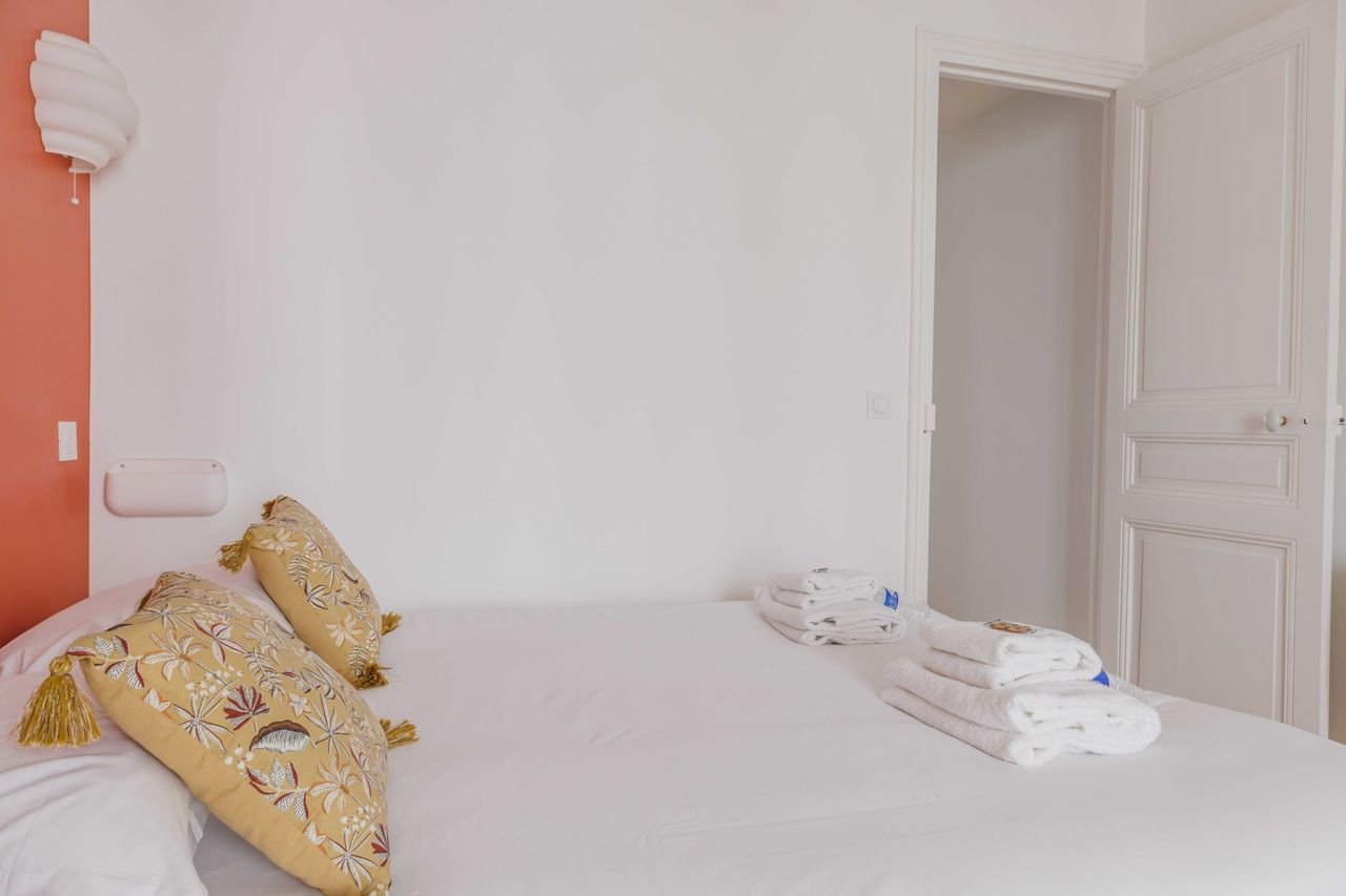 Cozy 1-Bedroom Haven: 42m2 Apartment on the 4th Floor, Paris - Amsterdam Apartments for Rent