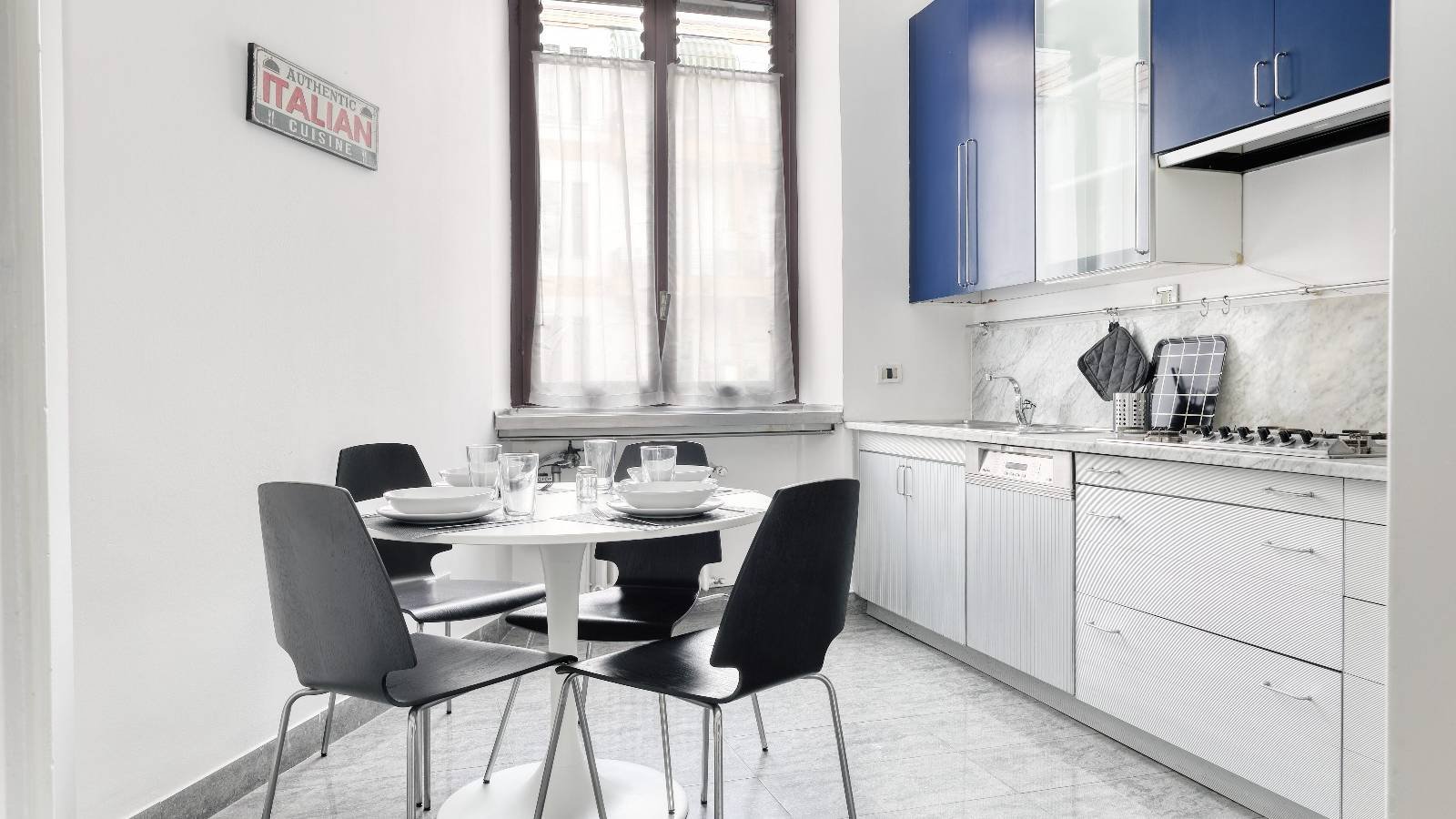 Camera in affitto in appartamento con 4 camere da letto a Milano