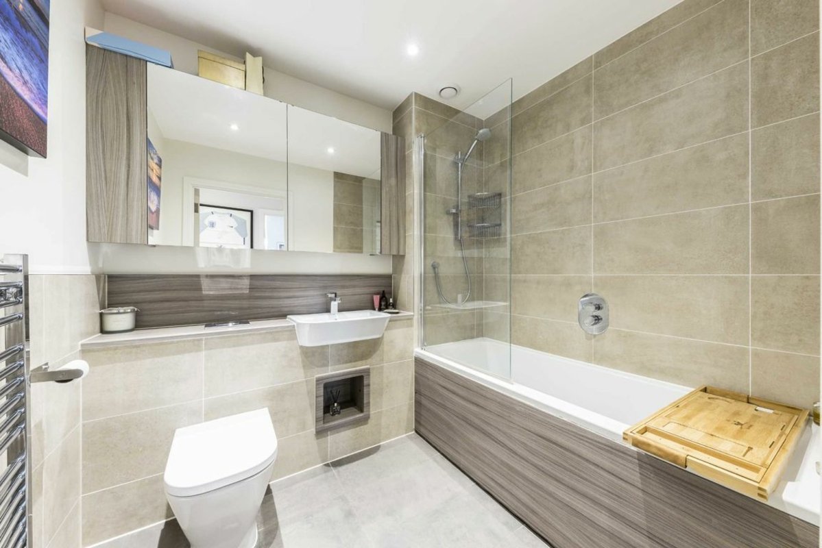 Apartment for rent on Rosenburg Road, Acton, W3