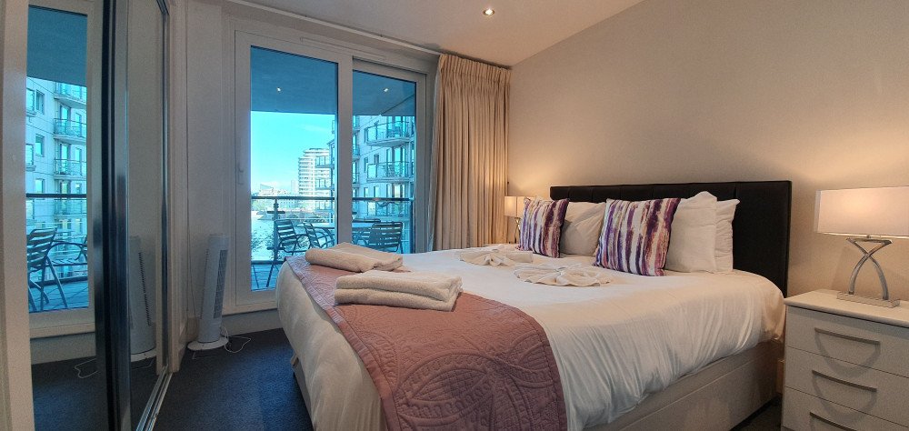 Vauxhall Deluxe One Bedroom (Has an Apartment)