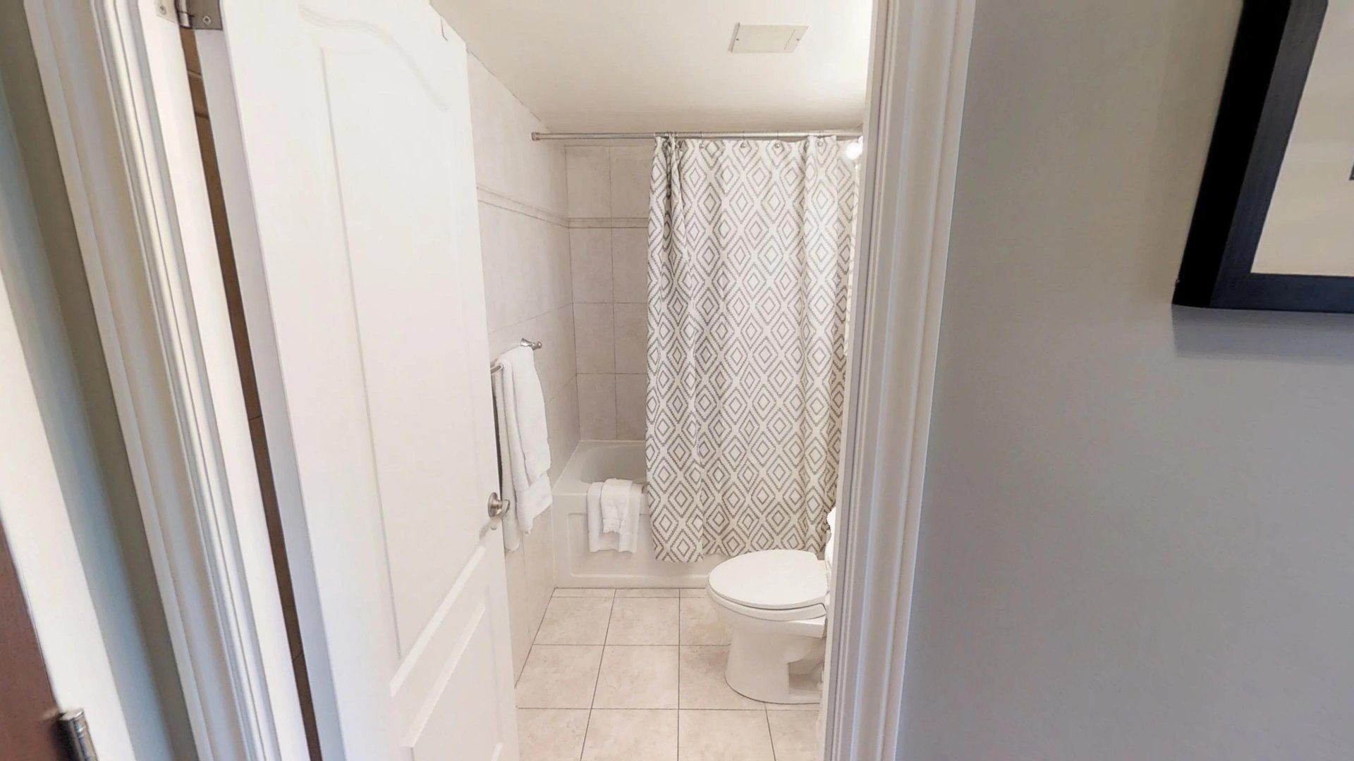 Varsity C - 1 Bedroom Furnished Rental