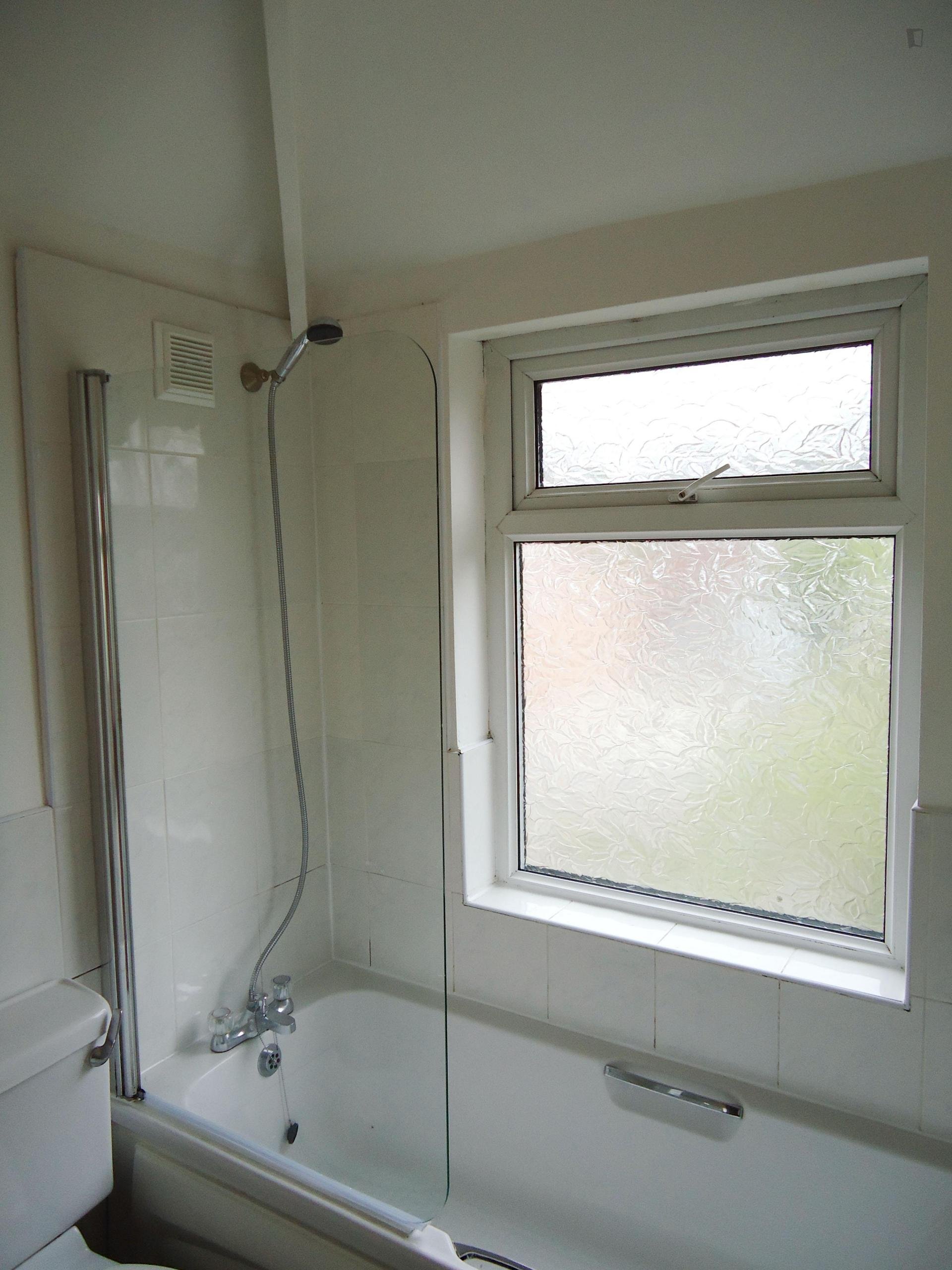 Single bedroom in an affordable 6-bedroom house in Fallowfield (Has a room)