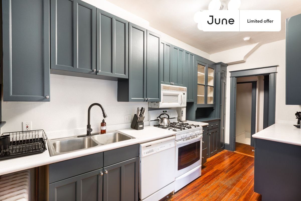 Queen bedroom in 5 bed/2 bath home in Cleveland Park  #333 B (Has a Condo)