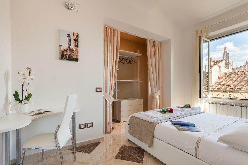 A Stone's throw from DUOMO and ACCADEMIA GALLERY