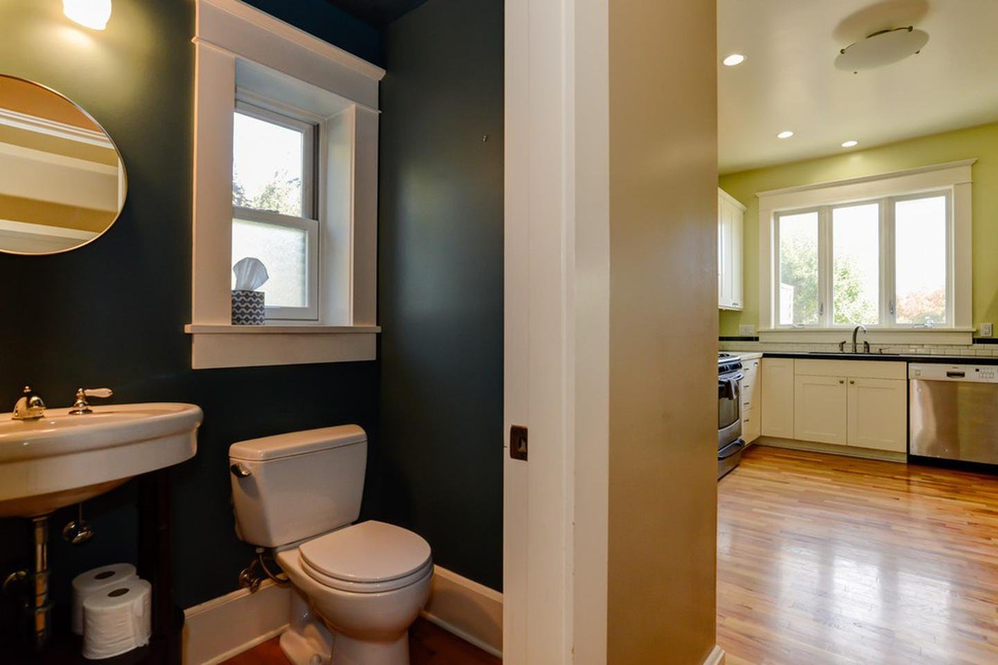 Gorgeous Capitol Hill home with spacious backyard (Has a House)