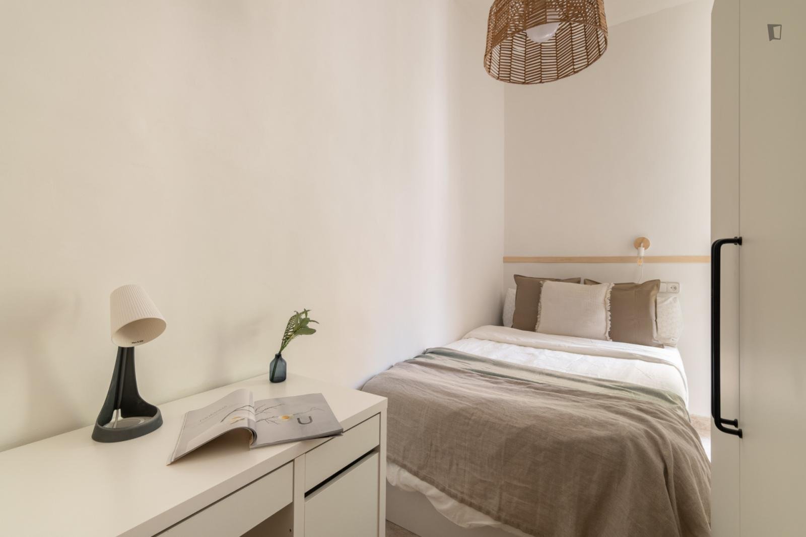 Double bedroom in a student flat, in El Raval