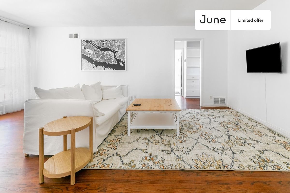 Queen bedroom in 7 bed/3 bath home in College West  #1021 G (Has a Condo)