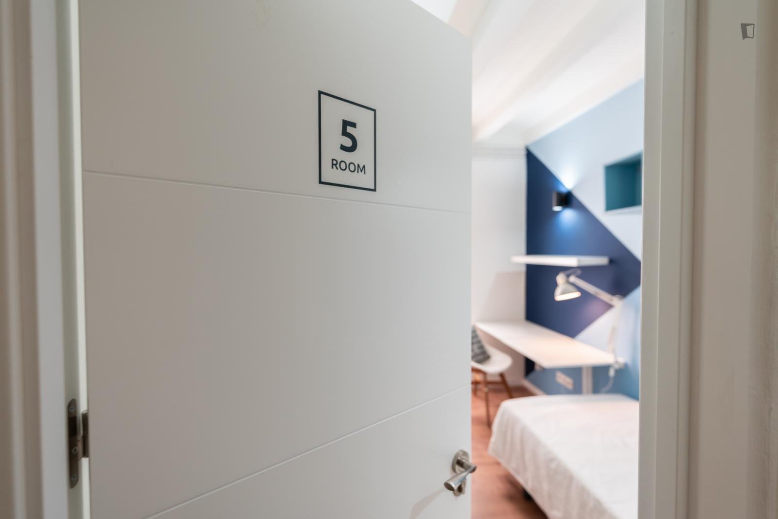 Cosy single bedroom in a 7-Bedroom apartment, near Urquinaona metro station