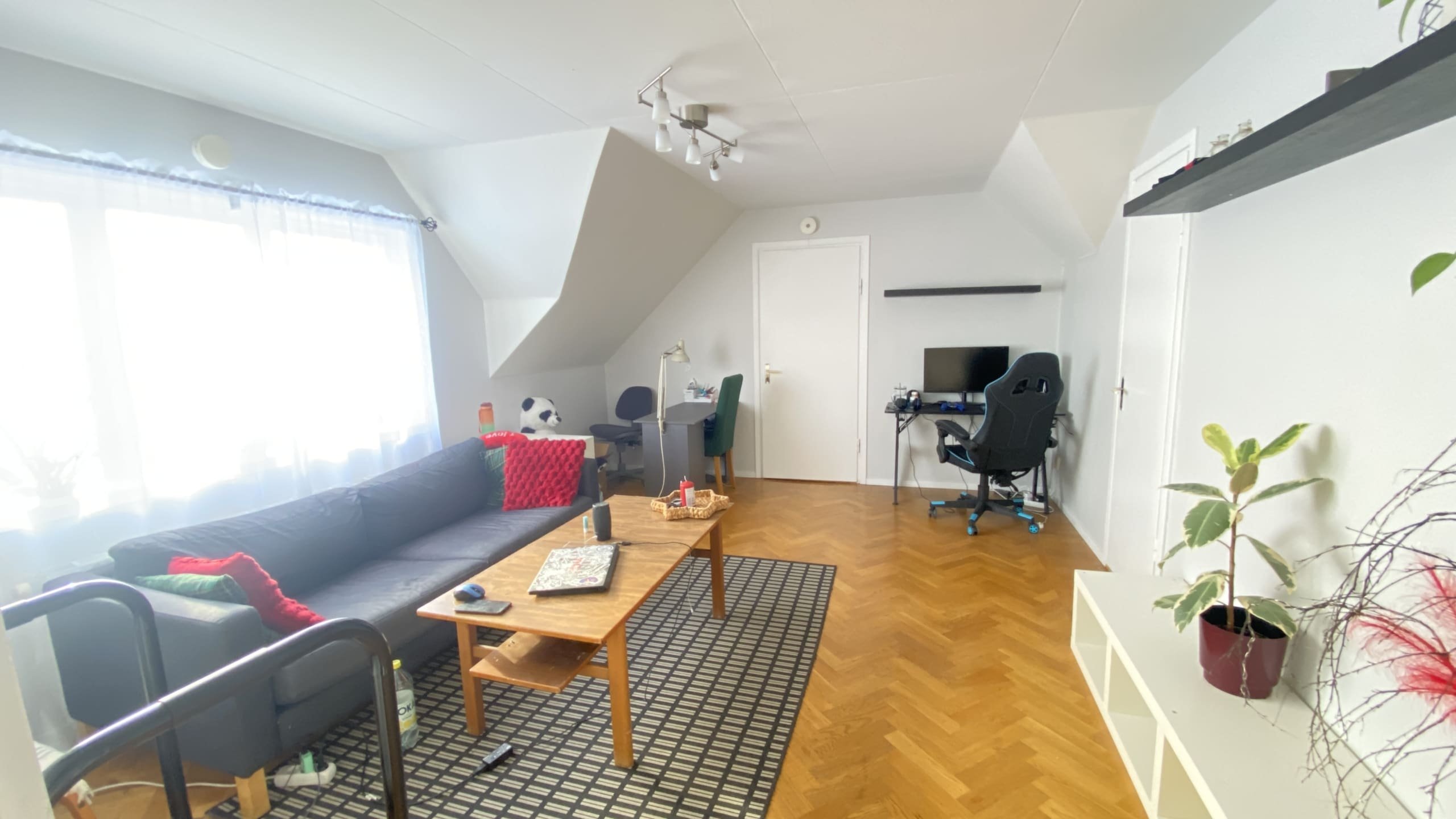 Järnvägsparken: Stor tvåa med snedtak - AB-Hem