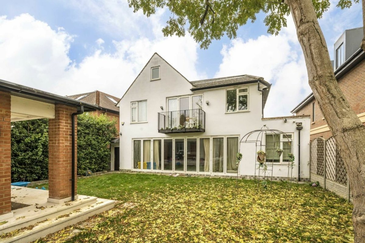 House for rent in Creswick Road Acton, W3