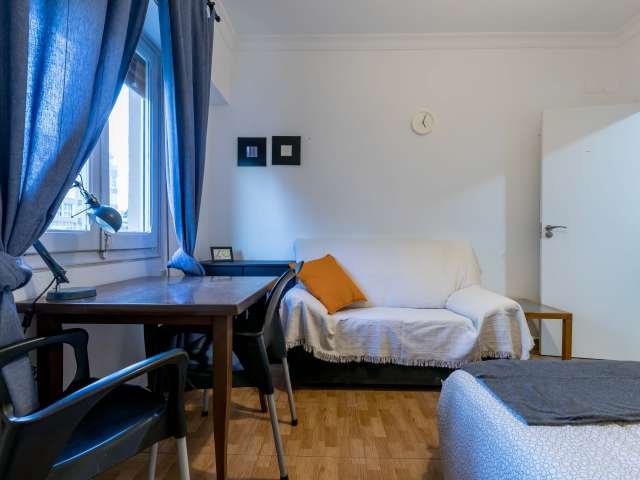 Habitación limpia en alquiler en el apartamento de 4 dormitorios en Camins al Grau