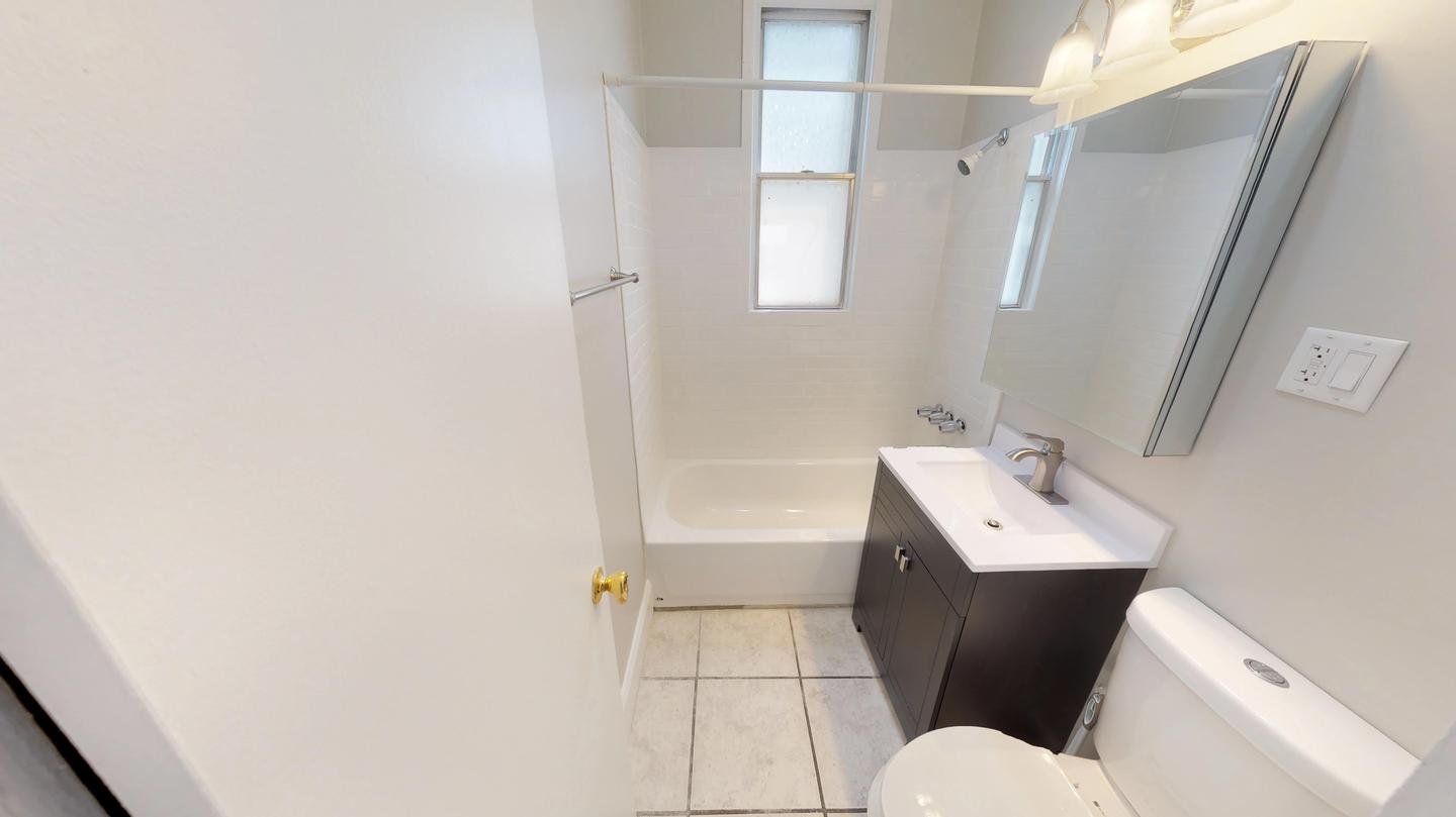 Sunny Lakeview townhome with landscaped backyard (Has a House)