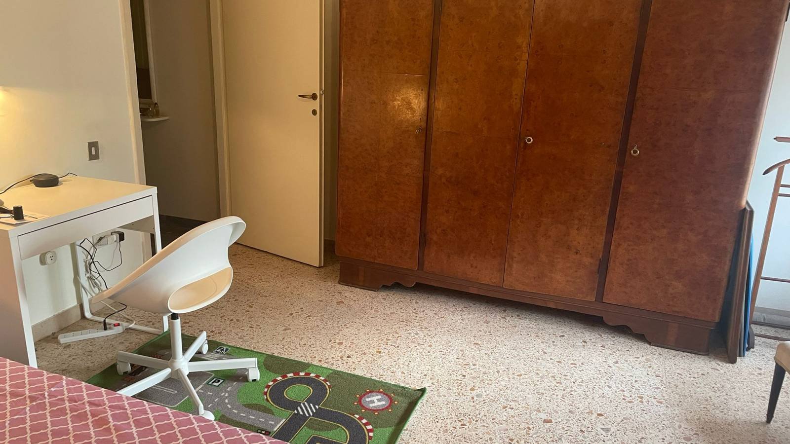 Camera in affitto in appartamento con 3 camere da letto a Roma