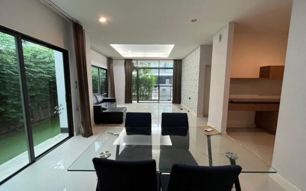 CONTEMPORARY 3-BEDROOM SINGLE DETACHED LUXURY HOUSE IN SETTHASIRI KRUNGTHEP KREETHA 1