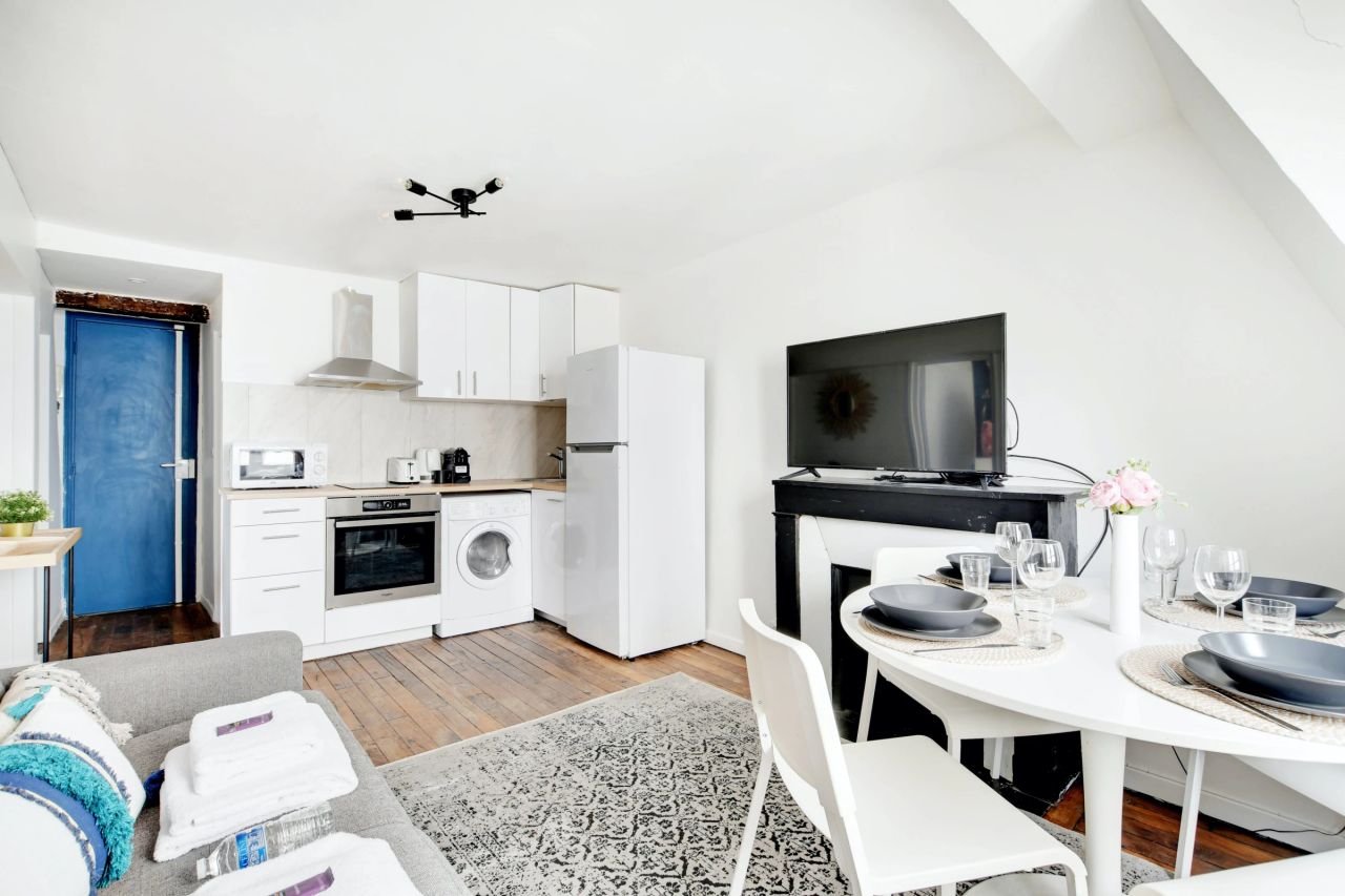Superb flat in the heart of the 10th arrondissement of Paris, ideal location and close to the famous Canal St-Martin, Paris - Amsterdam Apartments for Rent