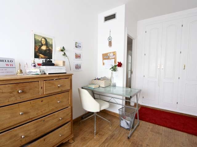 Habitación luminosa en apartamento de 3 dormitorios en Aravaca, Madrid.