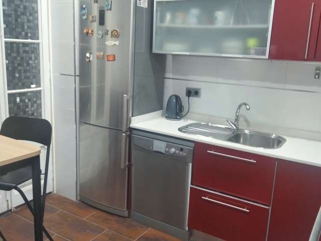 Se alquila habitación en apartamento de 2 dormitorios en Barcelona