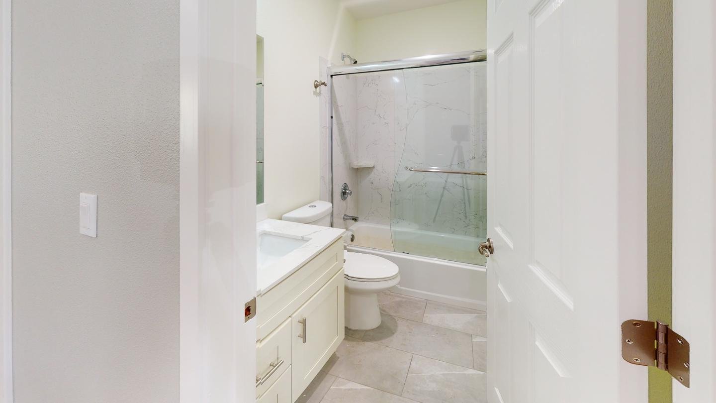 Spacious North Oakland apartment near Bushrod Park (Has an Apartment)