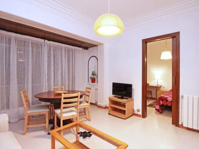Buena habitación en piso de 3 dormitorios, Eixample, Barcelona.
