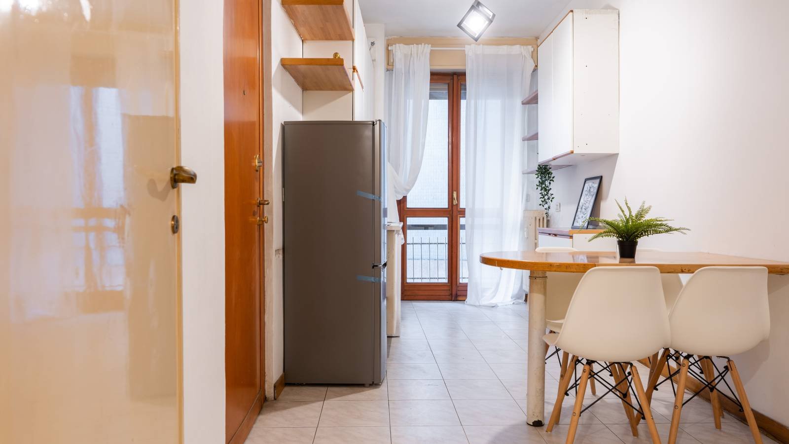 Stanza in affitto in un appartamento con 4 camere da letto a Calvairate, Milano