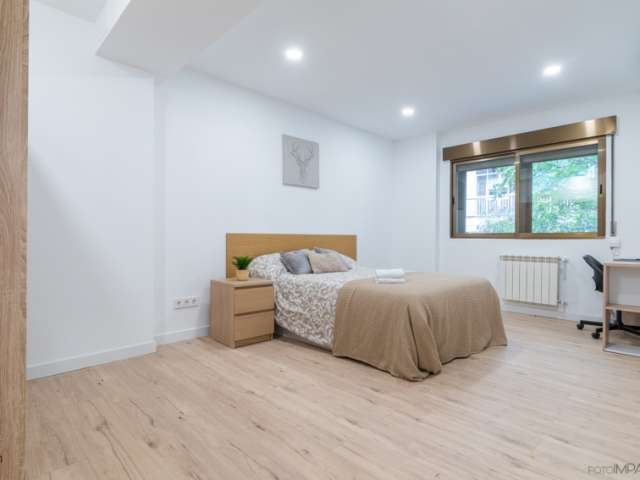 ¡Habitaciones en alquiler en un apartamento de 4 habitaciones en Madrid!