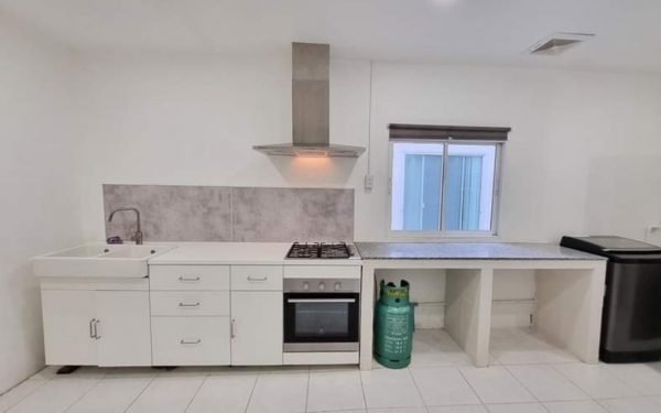 SPACIOUS 4-BEDROOM LUXURY TOWNHOUSE IN URBAN SATHORN