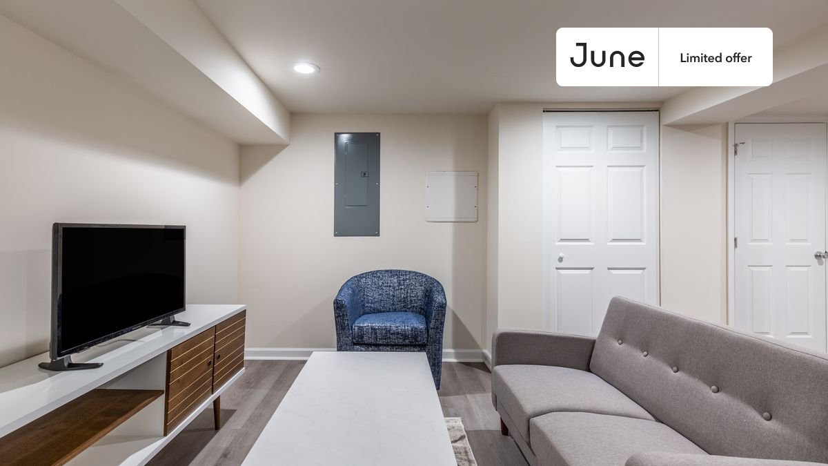 Queen bedroom in 4 bed/3.5 bath home in Petworth  #1686 B (Has a Condo)