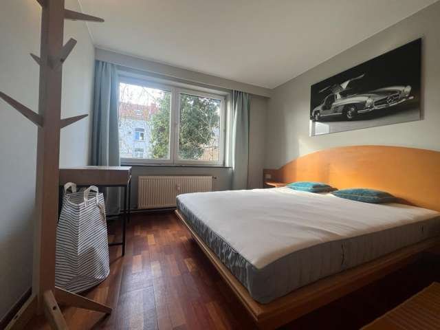 Room for rent in 2-bedroom apartment in Brussels